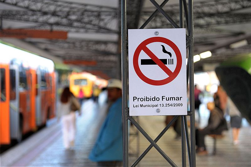 A Urbs foi autuada porque nos terminais de Santa Felicidade e do Campina do Siqueira foram flagradas pessoas descumprindo a lei antifumo | Joel Rocha/SMCS/Divulgação