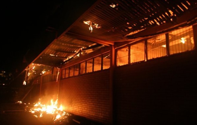 Local ficou totalmente destruído na noite do incêndio |