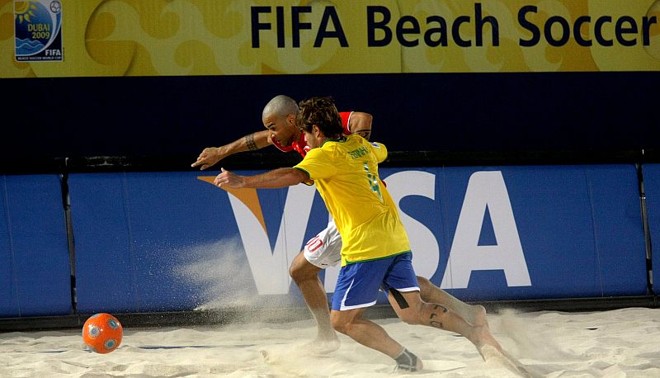 Betinho e Meier disputam lance na lateral da quadra |