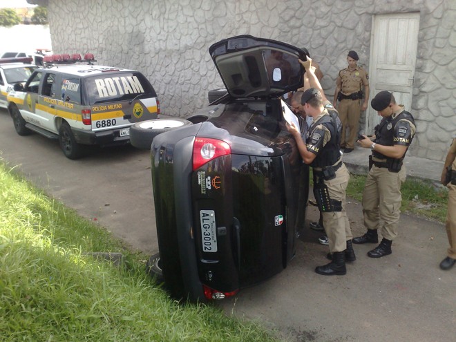 Policiais encontraram o homem que dirigia o veículo roubado em um depósito de reciclagem da Vila Torres |