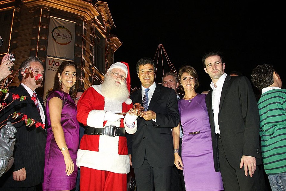 Papai Noel recebeu a chave da cidade das mãos do prefeito Beto Richa assim que chegou ao Castelo do Batel para a festa de lançamento do Natal de Curitiba, nesta terça-feira. O bom velhinho foi ao evento no ônibus da Linha Turismo, conduzido pelo piloto Ricardo Zonta (à dir.). Também na foto, a presidente da FAS, Fernanda Richa, e Juliana Vosnika (à esq.), presidente do Instituto Municipal de Turismo | Mauro Campos