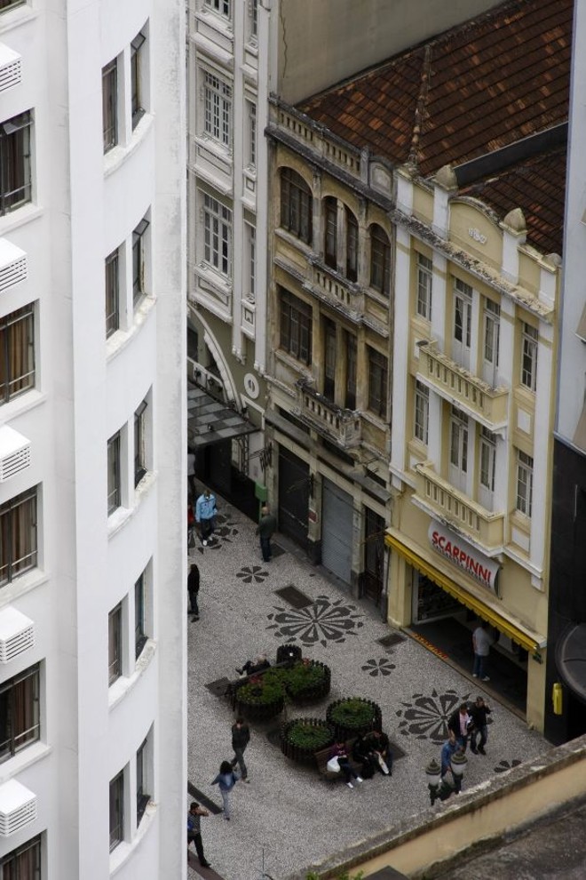 O tradicional calçadão da Rua XV, no Centro, é um dos maiores polos de serviços e comércio de Curitiba |