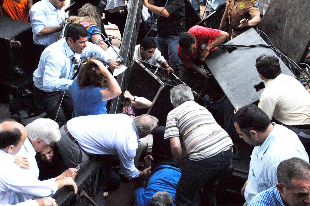 Queda do palanque: Nereu Moura (no canto direito inferior da foto, olhando a mão) propôs que os bombeiros vistoriem os palcos | Everson Bressan/AE