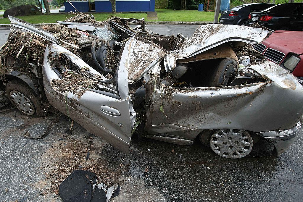 Das quatro pessoas que estavam no Palio na hora do deslizamento, três morreram; a sobrevivente escavou a terra com as mãos | Acid Severino silva/Agência O Dia