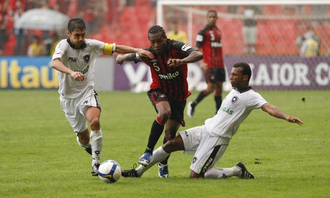 Com a bola rolando o clima era de decisão, com muita correria e lances de emoção |