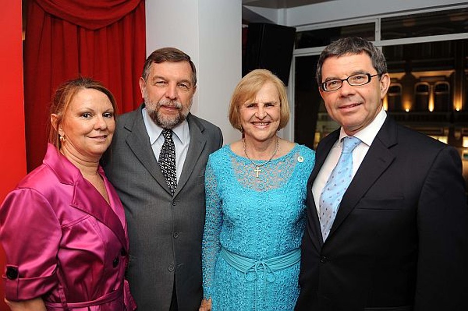 O embaixador da Grã-Bretanha no Brasil, Alan Charlton (à dir.), com a presidente da Pastoral Internacional da Criança, Zilda Arns, o senador Flávio Arns e sua mulher, Odenise Arns, no coquetel de abertura do Natal do HSBC, na noite de sexta-feira, no Christmas Lounge | Denis Ferreira Netto