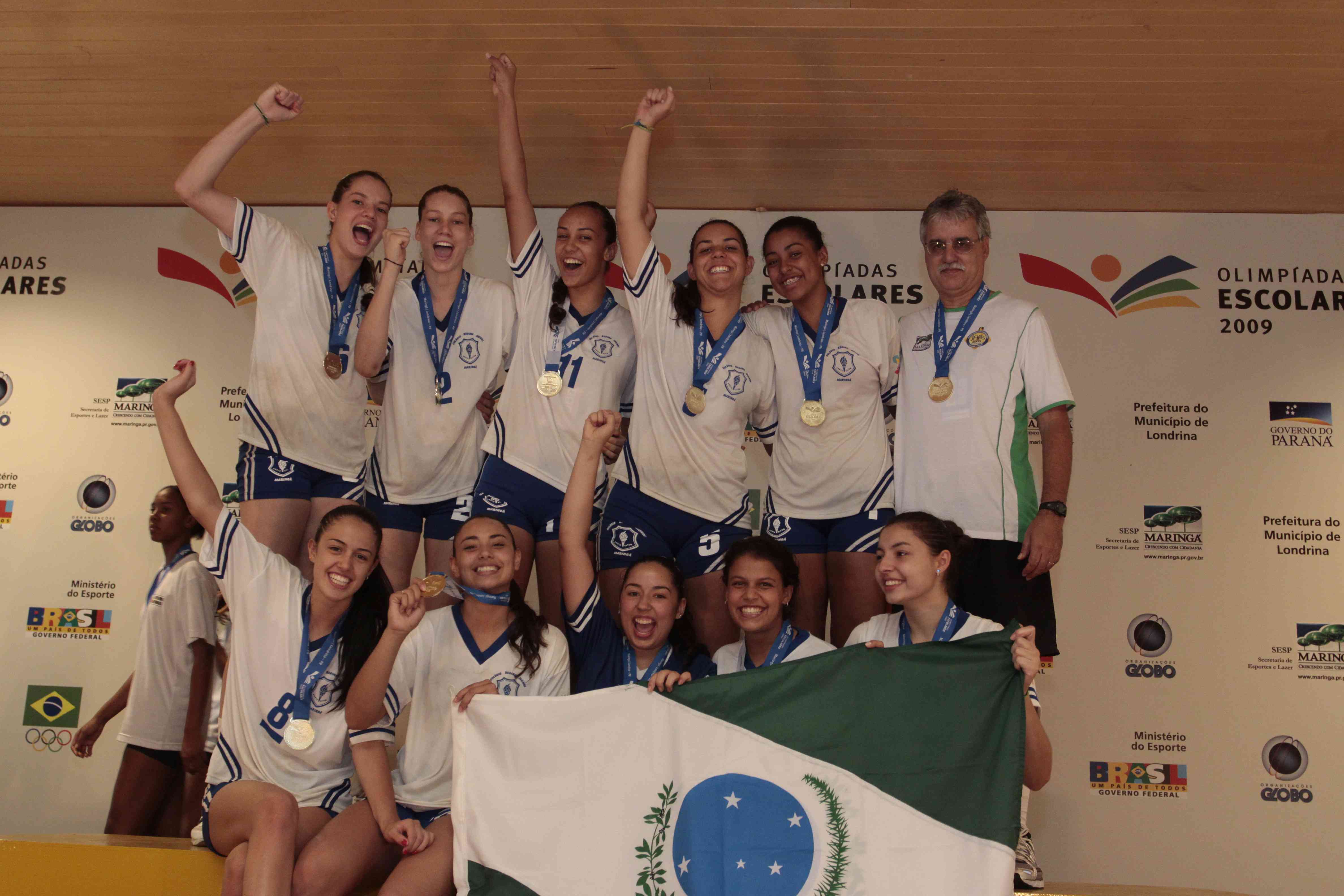 Meninas do colégio Regina Mundi de Maringá comemoram a medalha de ouro para para o Paraná | Divulgação