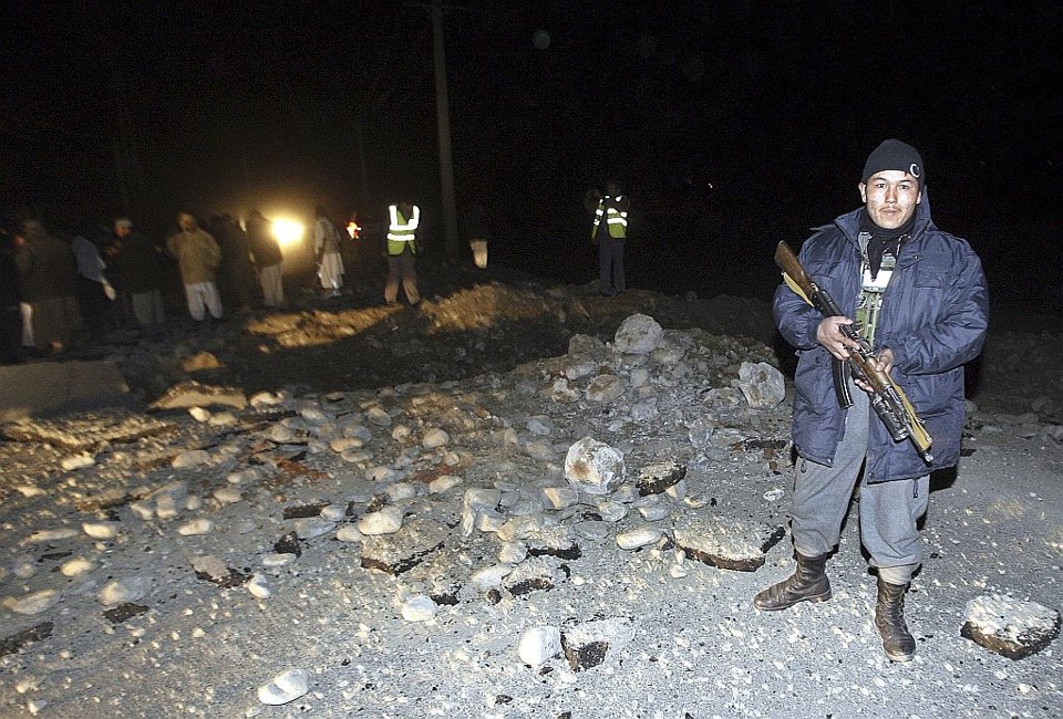 Polical vigia local de um dos atentados terroristas desta sexta-feira no Afeganistão | Reuters