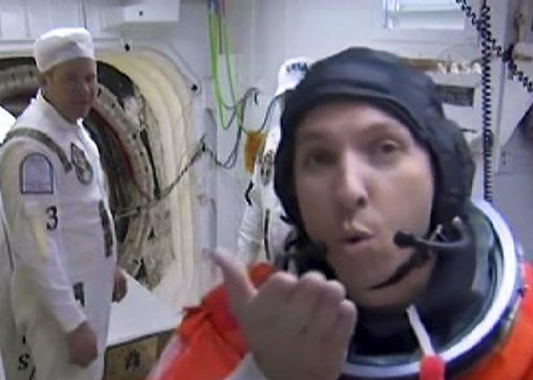 O astronauta Randy Bresnik manda beijo para a câmera pouco antes da decolagem do ônibus espacial Atlantis em 16 de novembro em Cabo Canaveral | Reuters