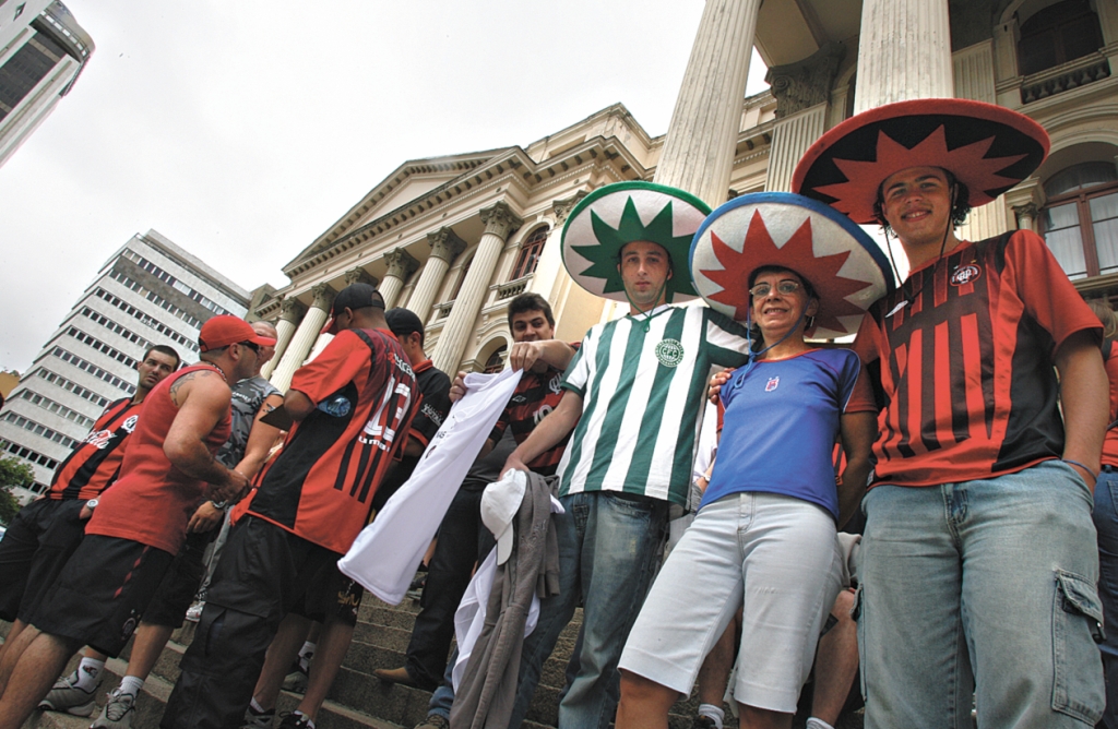 Com os chapelões dos persongens de Los 3 Inimigos, de Tiago Recchia, torcedores de Coritiba, Atlético e Paraná dão o seu recado pela paz no futebol | Priscila Forone/Gazeta do Povo
