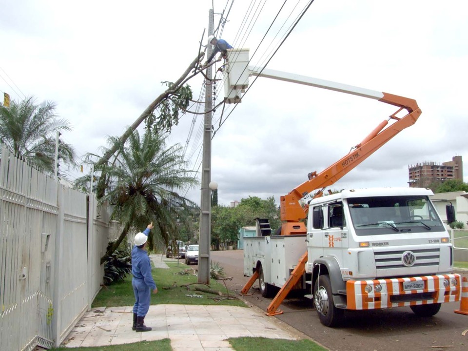 Vinte e oito equipes da Copel, com cerca de 70 profissionais, trabalham no conserto dos estragos | Divulgação/Copel