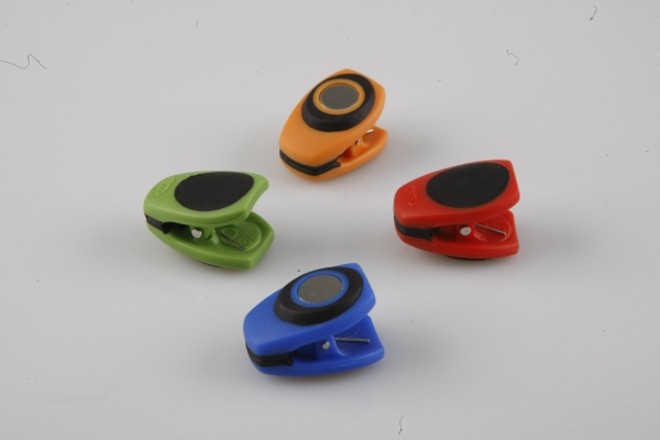 Divertidos, esses mini-clips possuem imã em quatro cores diferentes (azul, laranja, vermelho e verde). A embalagem com oito unidades é vendida na Spicy por R$ 52 |