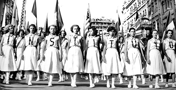 A marcha para o futuro. Alunas do Instituto de Educação desfilam na Avenida Luiz Xavier em 1953. Normalistas curitibanas, mestras de gerações |