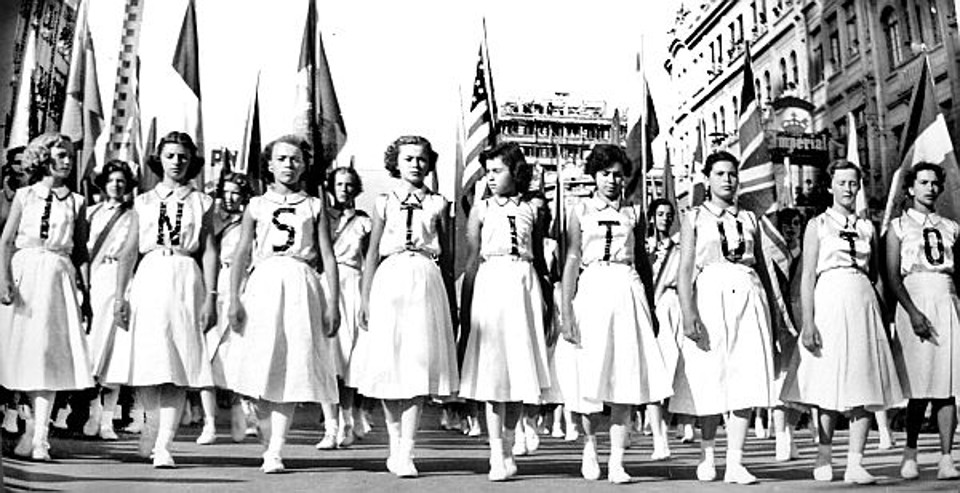 A marcha para o futuro. Alunas do Instituto de Educação desfilam na Avenida Luiz Xavier em 1953. Normalistas curitibanas, mestras de gerações | 