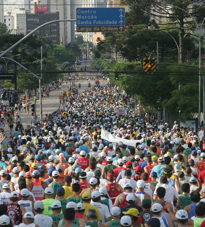 Fora do pelotão de elite, alta densidade de corredores anônimos |