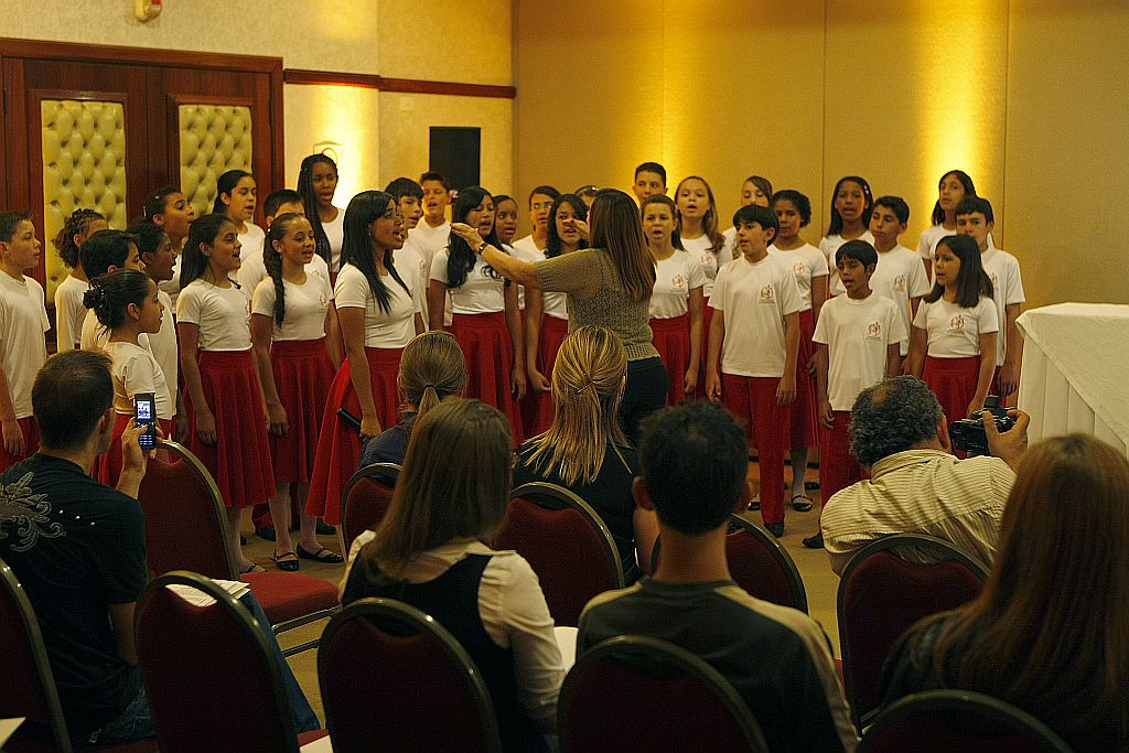 Trinta e duas das 40 crianças do coral fizeram ontem uma demonstração para a imprensa | Valterci Santos/Gazeta do Povo