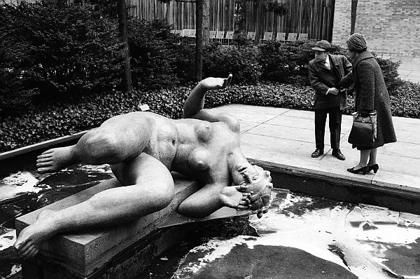 Estátua em frente ao Museu de Arte Moderna de Nova York (MOMA), em 1957 |