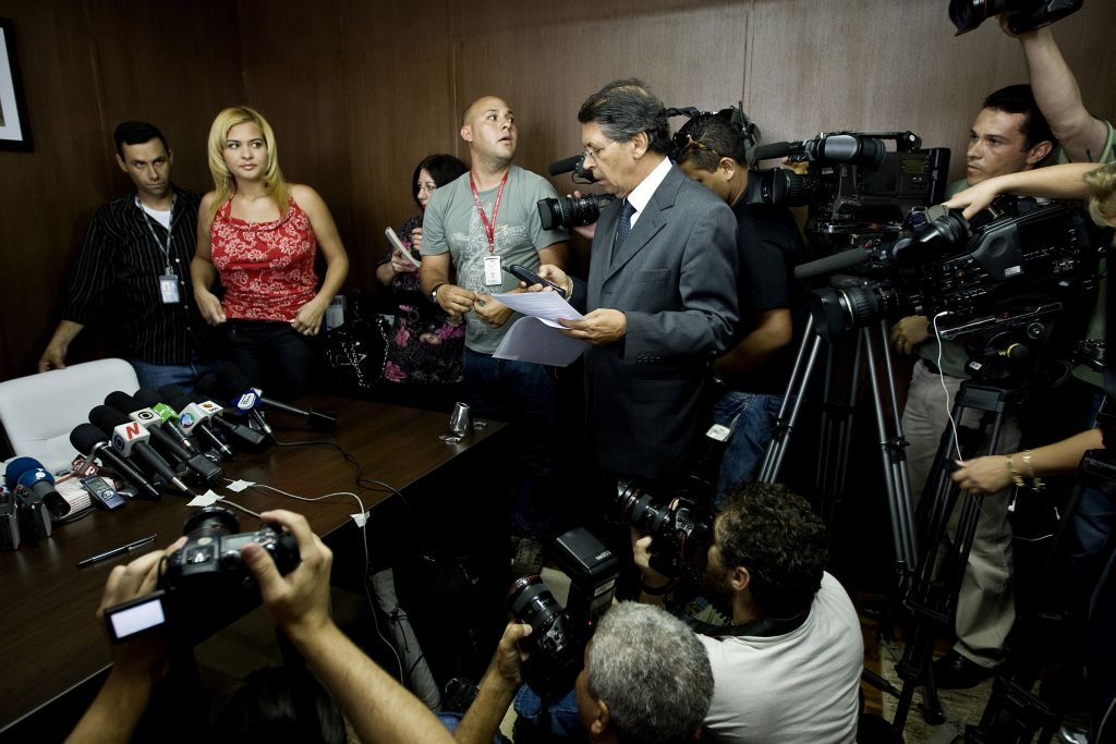 Se um segurança ou professor tivesse me dito algo, eu humildemente voltaria para casa e trocaria de roupa, Geisy Arruda, em entrevista coletiva no escritório de seus advogados | Marlene Bergamo/Folha Imagem