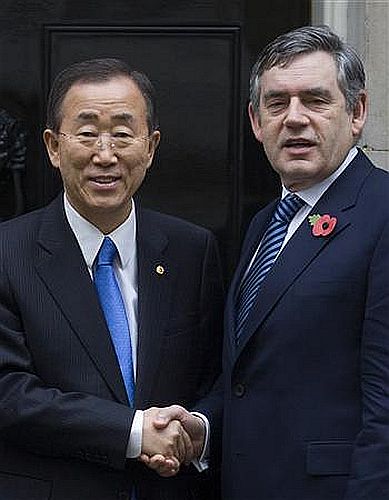 Secretário-geral da ONU, Ban Ki-Moon (esquerda), e Primeiro-ministro britânico Gordon Brown, nesta terça-feira em Londres | Reuters