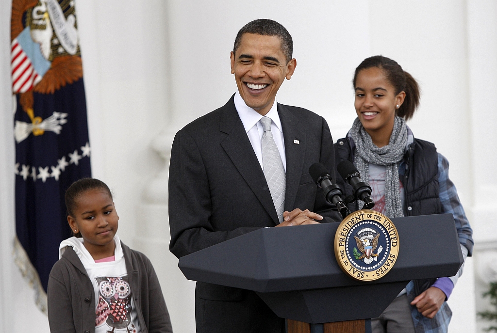 Barack Obama ao lado das filhas durante celebração de Ação de graças. Presidente americano escreveu carta ao colega brasileiro para tratar de assuntos internacionais | Reuters