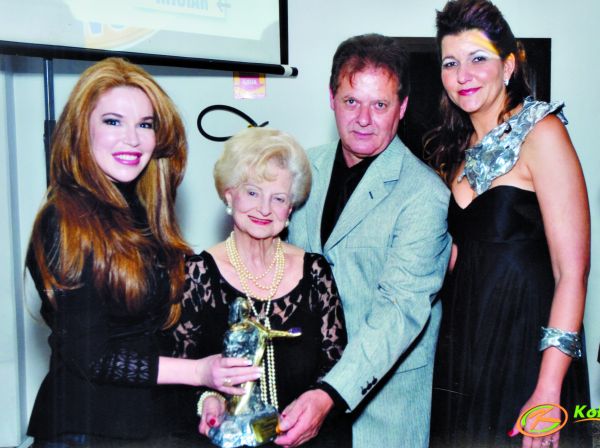 35 ANOS DO SENAP - O escultor Gagliastri e sua esposa, Fernanda, ao lado da jornalista e da neurocientista Mara Lúcia Cordeiro, uma das merecidas homenageadas. Gagliastri recentemente foi agraciado por sua obra pela Academia de Artes de Paris |