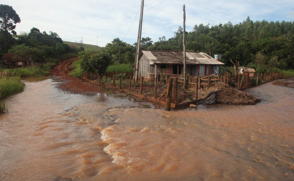Moradores ficaram ilhados por causa da chuva | Dirceu Portugal/Agência de Notícias Gazeta do Povo