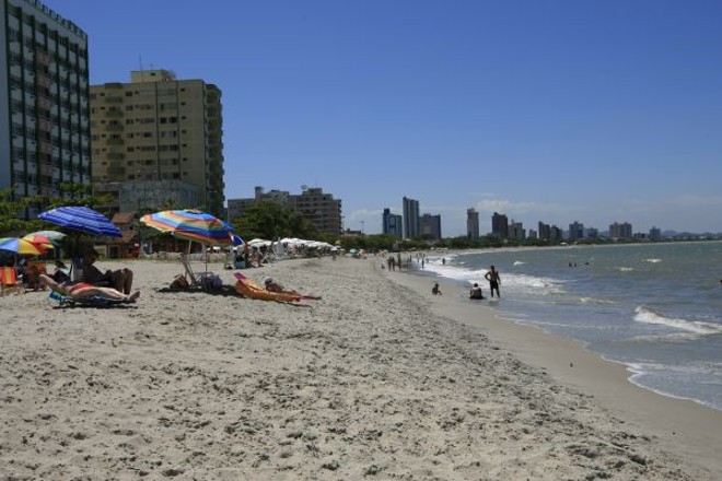 Temporada fracaMesmo com o sol reinando no litoral, a imagem deixada pela enchente de novembro afugentou turistas na temporada 2009. O turismo representa 15,15% da economia do estado |