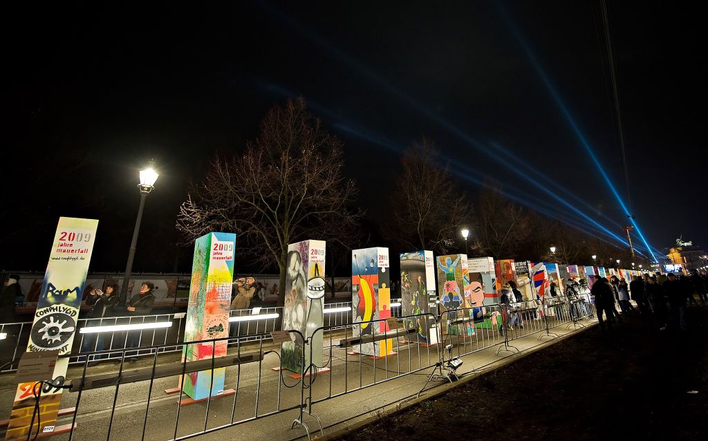 Blocos em forma de dominó, de 2,5 m de altura, vão cair durante as comemorações em Berlim, representando a queda do muro que dividiu a cidade por 28 anos | Leon Neal/AFP
