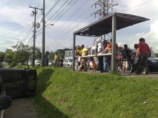 Acidente ocorreu próximo a um ponto de ônibus na Avenida das Torres e atraiu a atenção de quem passava pelo local |