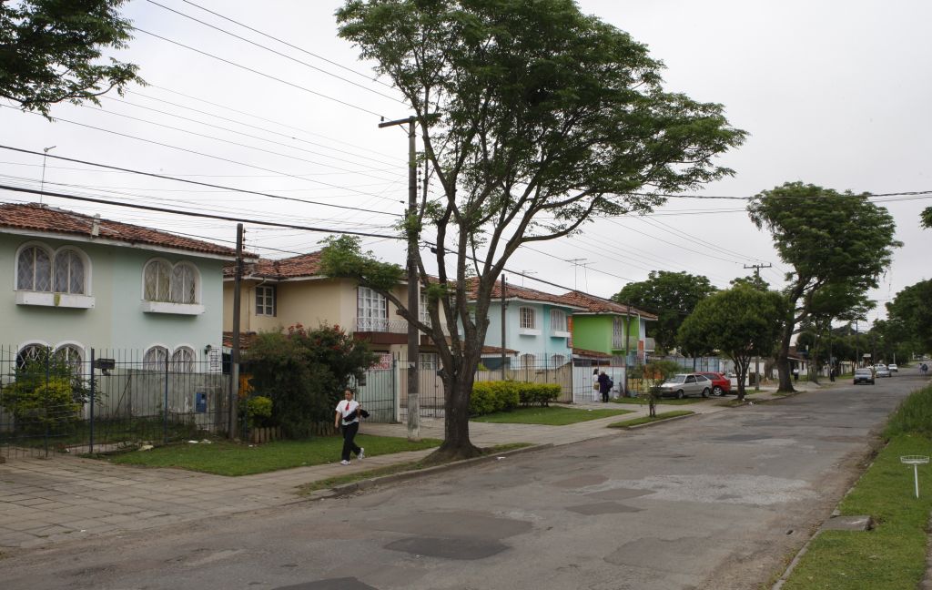 Rua Tenente Tito Teixeira de Castro: área residencial em meio a barracões e salas comerciais | Aniele Nascimento/Gazeta do Povo