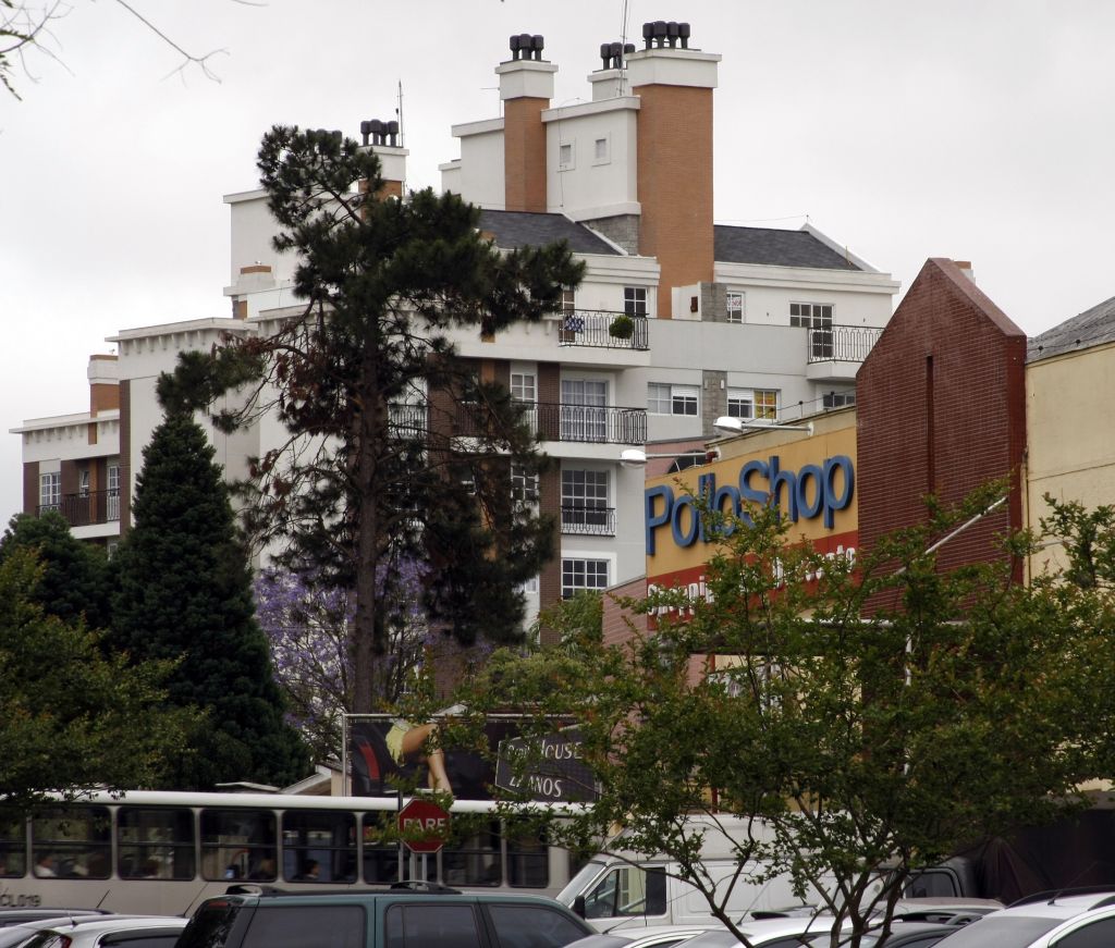 Shopping center no Alto da XV: bairro mantém característica residencial | Daniel Derevecki / Gazeta do Povo