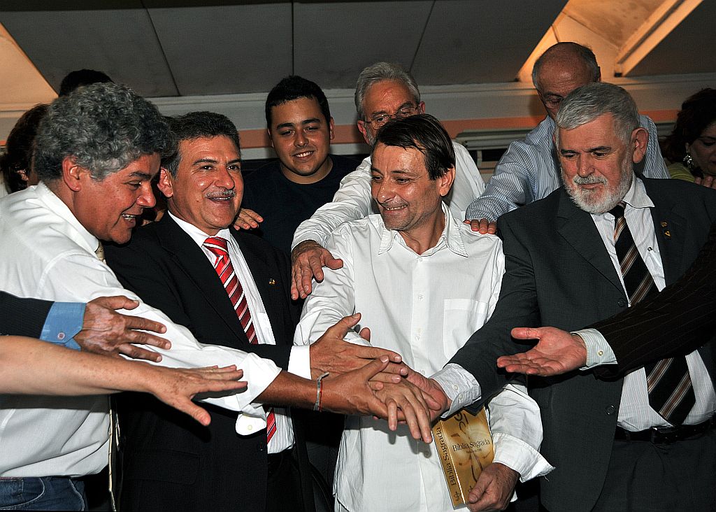 Battisti, com um livro na mão, recebeu a visita de deputados e senadores | José Cruz/ABr