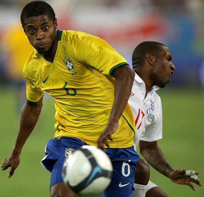 O ex-atleticano Michel Bastos estreou na Seleção. Neste lance, ele desarma com sucesso o inglês Jermaine Defoe | 