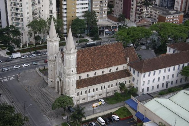 Paróquia do Senhor Bom Jesus do Cabral: bairro atrai moradores com alta renda familiar |