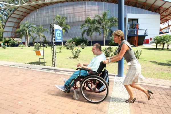 A primeira-dama e presidente da Fundação de Ação Social, Fernanda Richa, deu uma força para Elcio Montagnini, da Escola Especial 29 de março, na abertura da quinta edição dos Jogos Especiais de Curitiba, ontem, na Universidade Positivo. O evento envolve 1,3 mil atletas inscritos por 29 instituições que atendem pessoas com deficiência | Rogério Machado