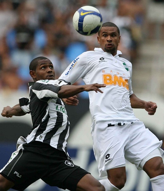 Coritiba teve dificuldades defensivas com bolas aéreas e lançamentos em profundidade do time do Botafogo | 