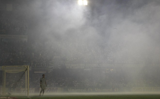 A festa da torcida atrasou o reinicio do jogo, já que a fumaça tomou conta de tudo | 