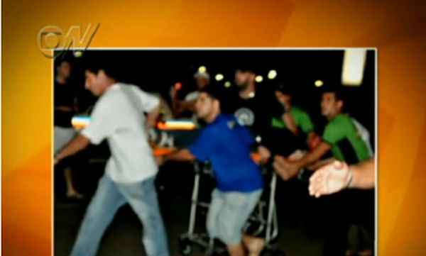 Imagem mostra o vocalista sendo carregado numa maca até uma ambulância | Reprodução / Globo News