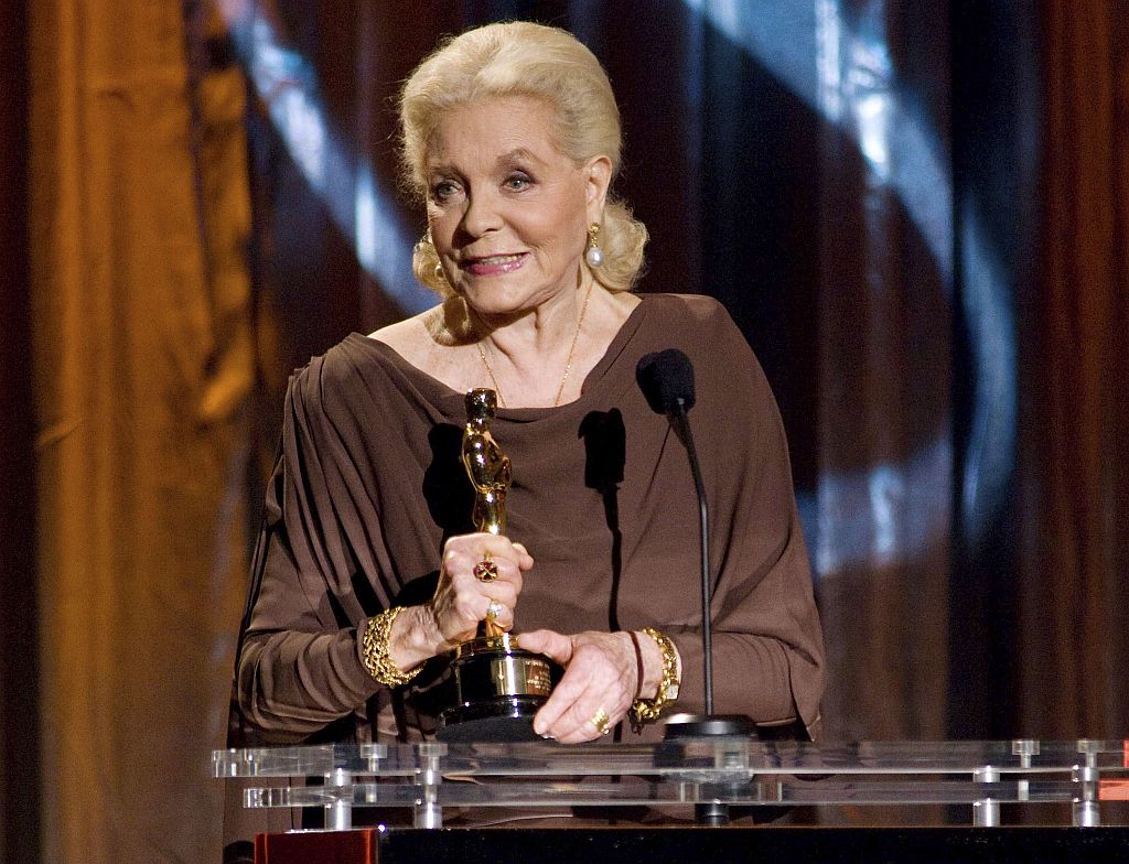 Aos 85 anos, Lauren Bacall recebeu no sábado seu primeiro Oscar, honorário | Reuters