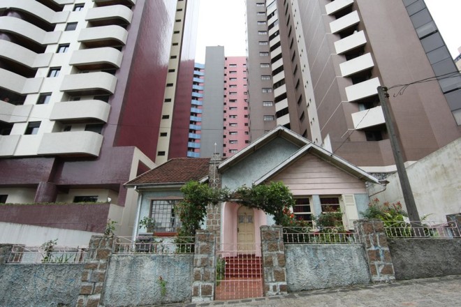 Contraste: no centro e nas zonas estruturais, os prédios não têm altura limitada |