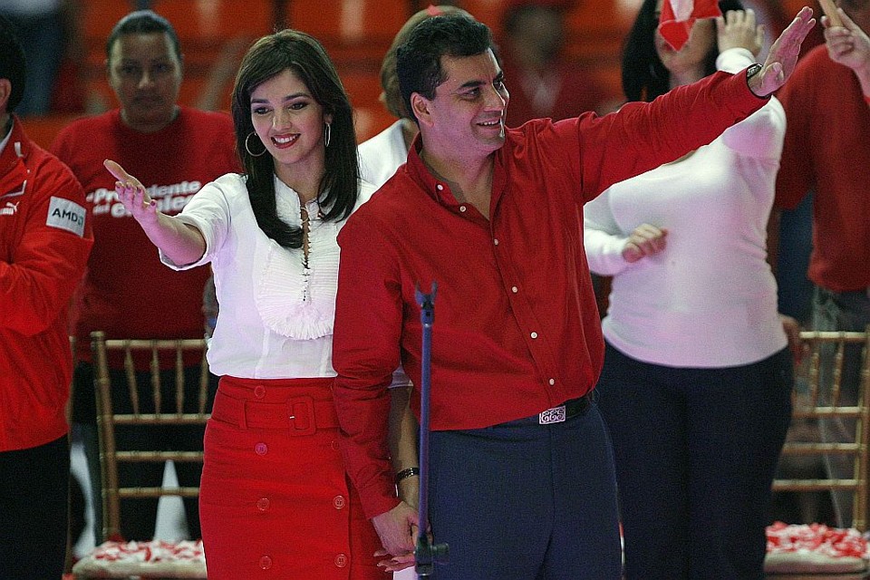 Candidato hondurenho do mesmo partido de Zelaya, Elvin Santos, durante comício no domingo (22) | reuters
