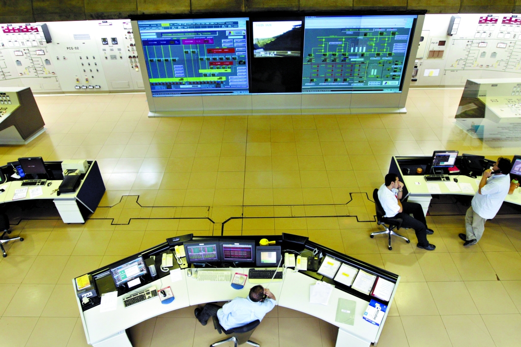 Sala de controle da usina de Itaipu: prioridade dos onze operadores que trabalhavam no local no início do blecaute era retomar o funcionamento das turbinas | Christian Rizzi / Arquivo da Gazeta do Povo