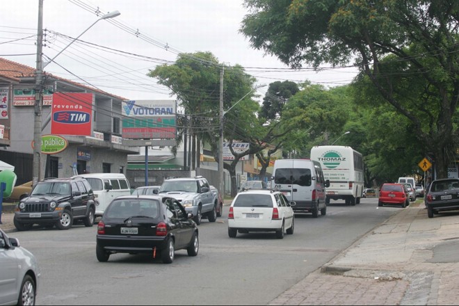 Avenida Vereador Toaldo Túlio: forte perfil comercial. Corretores indicam que a escassez de terrenos na região levam a valorização |