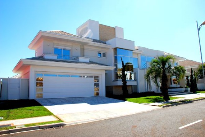 Fachada possui grandes janelas que deixam entrar mais luz natural |
