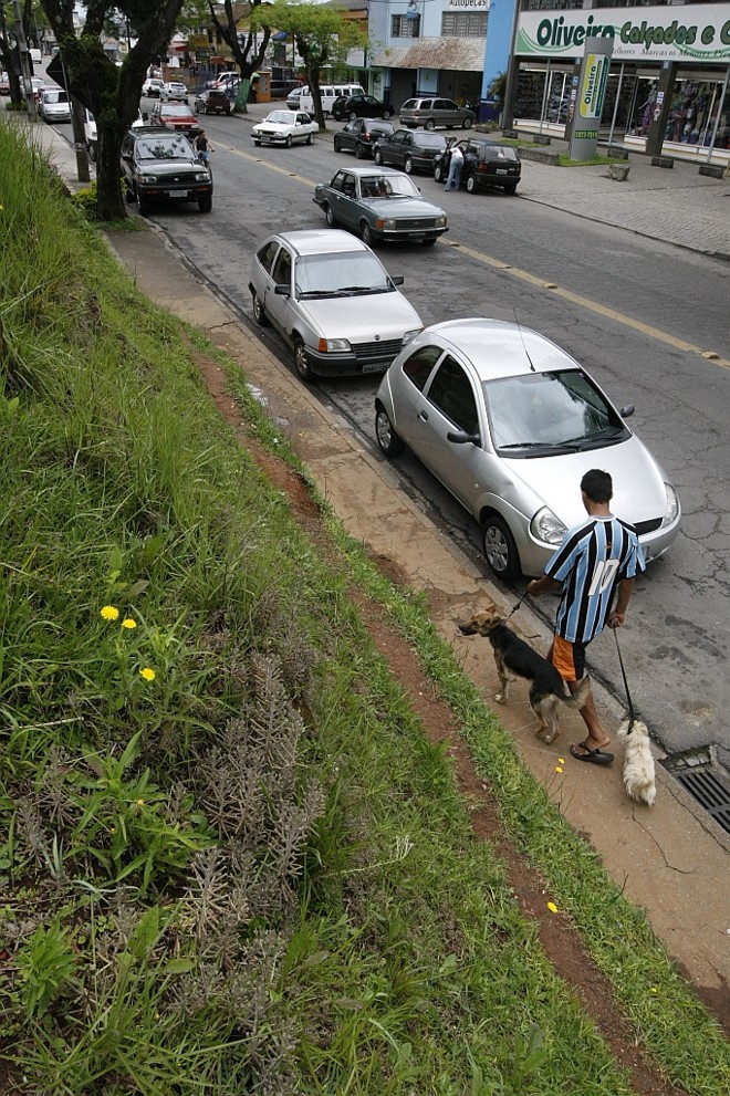 Sem espaço para o pedestre: projeto prevê ciclovia compartilhada |