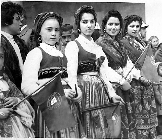 Jovens da sociedade portuguesa de Curitiba em festival folclórico, em 1953 |