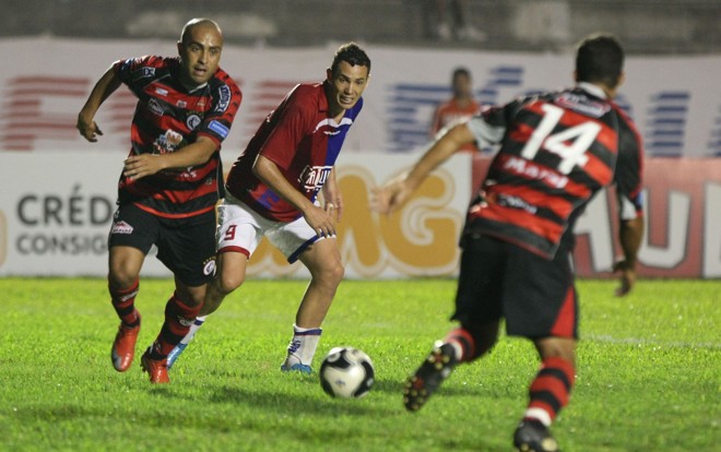 Toscano marcou o primeiro gol do Paraná no jogo, meteu um abola na trave e incomodou a zaga adversária |