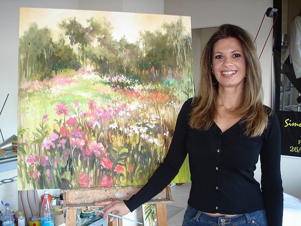 A artista plástica Simone Campos parte hoje para Lisboa, onde vai expor suas mais recentes obras na individual Cores e Flores na galeria Colorida, a partir do próximo sábado. De lá ela vai a Paris para a exposição no Salão Nacional de Belas Artes do Carrossel do Louvre, que será aberta no dia 10 de dezembro. Na foto, Simone em seu atelier no Parque Barigui | Arquivo pessoal