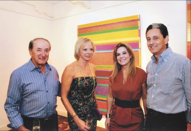 Marino e Suzi Garofani, Kitty e Jackson Pires, no coquetel de abertura da mostra de Gonçalo Ivo, na Simões de Assis Galeria de Arte |
