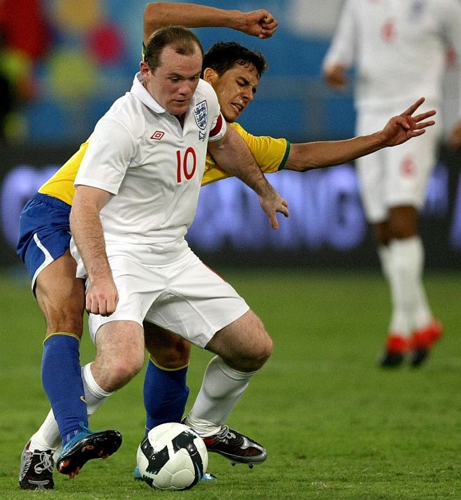 Nilmar combate Wayne Rooney; Em campo, brasileiro do Villareal superou a estrela do Manchester United e decidiu o jogo no Catar | 